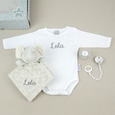 Cajita Medium Gris Personalizada con BROCHE OVALADO BLANCO (Temporalmente Caja rosa o azul)