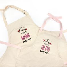 Pack Delantal Mamá y Delantal Niño/a Rosa Personalizado Súper Mami y Súper (nombre) cocinero